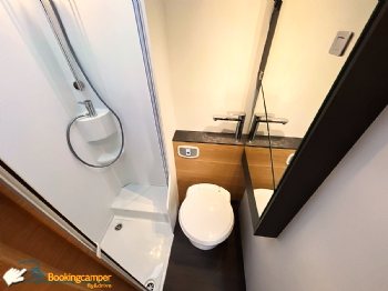 I 17Adria Coral XL600DP Camper ANoleggio Lombardia Camper Adria ANoleggio Mansardato6Posti New2025 bagno